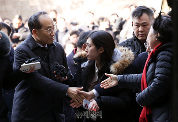 [포토] 인사나누는 추경호 의원 