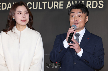 [포토] 황수미 소프라노와 롯데문화재단 대표 직무대리