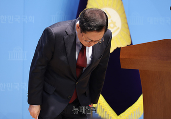 [포토] 비상계엄 1주년, 사과하는 유용원 국민의힘 의원