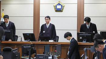 [포토] 김건희 결심공판 입장하는 우인성 판사