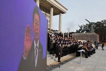 [포토] 비상계엄 영상 바라보는 민주당 지도부