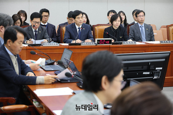 [포토] 답변하는 김민기 국회 사무총장