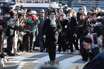 [포토] 12.3 비상계엄 1주년, 국회도서관 입구서 등장한 한동훈