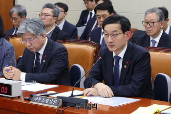 [포토] 답변하는 윤창렬 국무조정실장