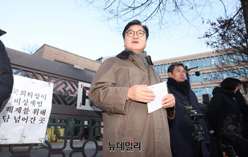 [포토] '그날 12.3 다크투어’ 도슨트로 나선 우원식 국회의장