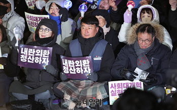 [포토] '내란외환 청산하자' 피켓 든 양경수 민노총 위원장