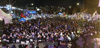 [포토] '계엄 1년' 국회 앞 가득 채운 집회 인파 