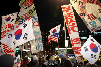 [포토] 12·3 비상계엄 1년, 국회로 나온 우파 청년들