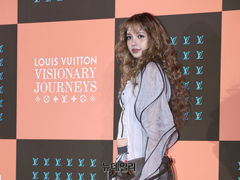 [영상] 블랙핑크 리사, 천사미소로 오프닝 이벤트 입장