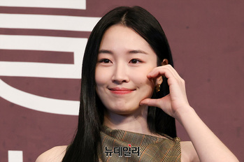 [영상] 경도를기다리며 원지안 '상큼 볼하트'