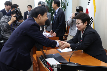 [포토] 임이자 위원장과 악수 나누는 구윤철 경제부총리