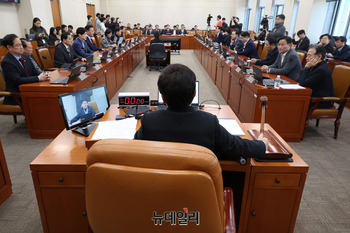 [포토] 의사봉 두드리는 임이자 위원장