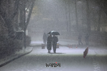 [포토] 퇴근길에 폭설로 내린 서울 첫눈