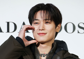 [영상] 더보이즈 주연 '추위 녹이는 하트'