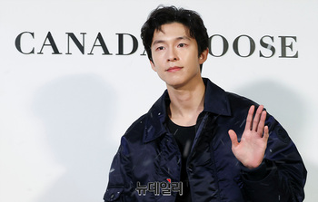 [영상] 포즈 취하는 홍경 