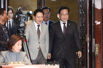 [포토] 의원총회 참석하는 장동혁 국민의힘 대표와 송언석 원내대표
