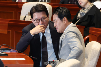 [포토] 대화 나누는 장동혁·신동욱