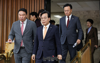 [포토] 원내대책회의 참석하는 송언석 원내대표 