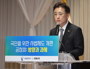 [포토] 축사 대독하는 이진수 법무부 차관