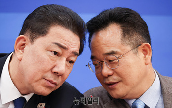 [포토] 대화나누는 김병기·민병덕