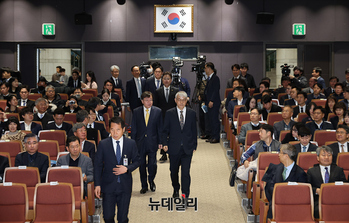 [포토] 공청회 입장하는 천대엽 법원행정처장