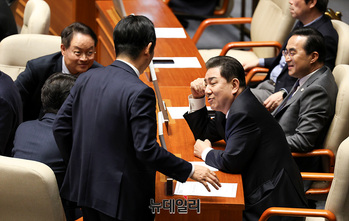 [포토] 대화 나누는 정청래-김병기 