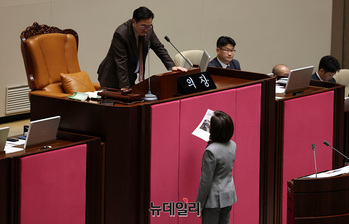 [포토] 필리버스터 진행 관련 대화 나누는 나경원-우원식 