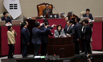 [포토] 고성 오가는 국회 본회의장 