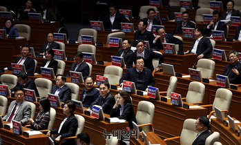 [포토] '대장동 항소포기' 규탄 문구 붙이는 국민의힘 