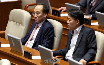 [포토] 본회의 참석한 추경호 국민의힘 의원