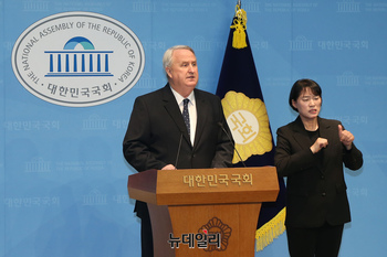 [포토] 인요한 국회의원직 사퇴 "본업으로 돌아 가겠다"