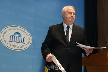 [포토] 회견장 떠나는 인요한 국민의힘 의원