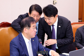 [포토] 대화 나누는 맹성규·복기왕·권영진