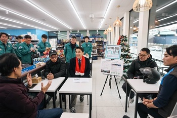 김진태 지사, 한파 대비 현장 점검 나서 ···전국 최초 편의점 활용한 한파 쉼터 운영