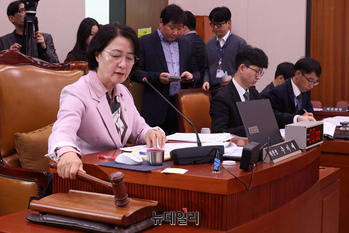 [포토] 의사봉 두드리는 추미애 법제사법위원회 위원장