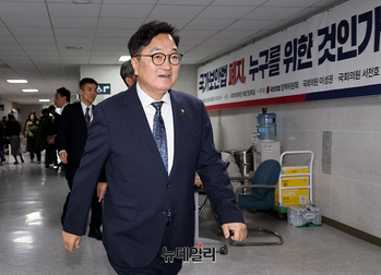 [포토] 국군의날 관련 토론회 참석하는 우원식 의장