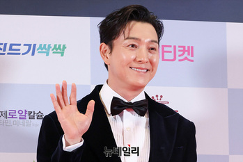 [영상] 정성일 '안녕하세요'