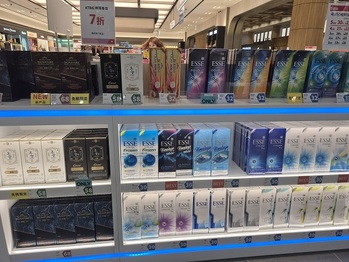 담배·시중과 850원차, 화장품은 역전 … 면세점 텅텅, 가격 메리트 없자 진열대만 슬쩍 보고 발길 돌려 