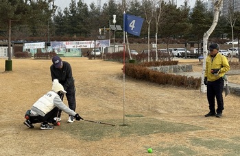 화천군청 파크골프 실업팀, 지역주민에게 실전 노하우 전수