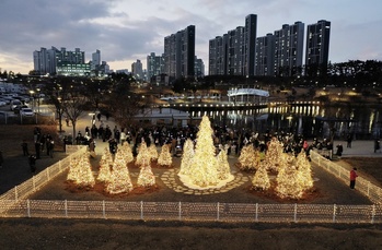 아이에스동서, 중산지구 밤 밝힌 ‘펜타힐즈W 크리스마스 트리’ 점등