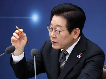 '5배 징벌 입법' 이어 李, '방송 정면 직격' … 野 