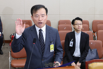 [포토] 선서하는 김종철 방미통위 위원장 후보자