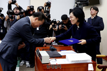 [포토] 선서문 제출하는 김종철 방미통위 위원장 후보자