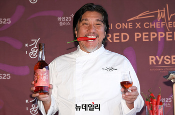 [포토] 홍고추 위스키 '기원 레드 페퍼 캐스크' 선보이는 에드워드 리