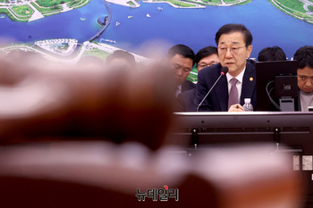 [포토] 12.29 여객기 참사 특위서 답변하는 김윤덕 장관