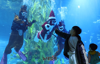 [포토] 롯데월드 아쿠아리움, 크리스마스 앞두고 수중 퍼포먼스 
