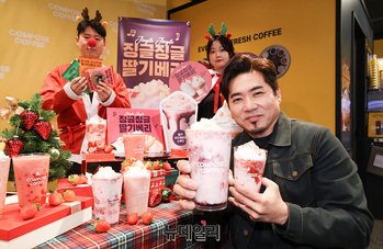 [포토] 컴포즈커피, 겨울 신메뉴 '딸기 음료 4종·쿠키 3종' 출시