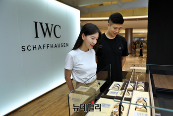 [단독] 올해 2번 인상한 명품 시계 IWC, 1월 또 올려 … 명품값 줄인상 이어질까