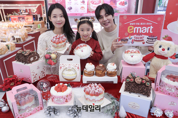[포토] 이마트 "겨울딸기 듬뿍 올린 시즌한정 케이크 '블랑제리'서 만나요"   