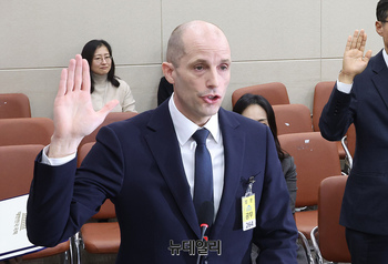 [포토] 청문회서 선서하는 해롤드 로저스 쿠팡 대표